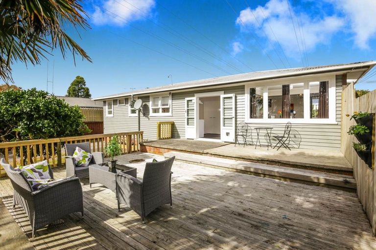 Photo of property in 10 Royal View Road, Te Atatu South, Auckland, 0610