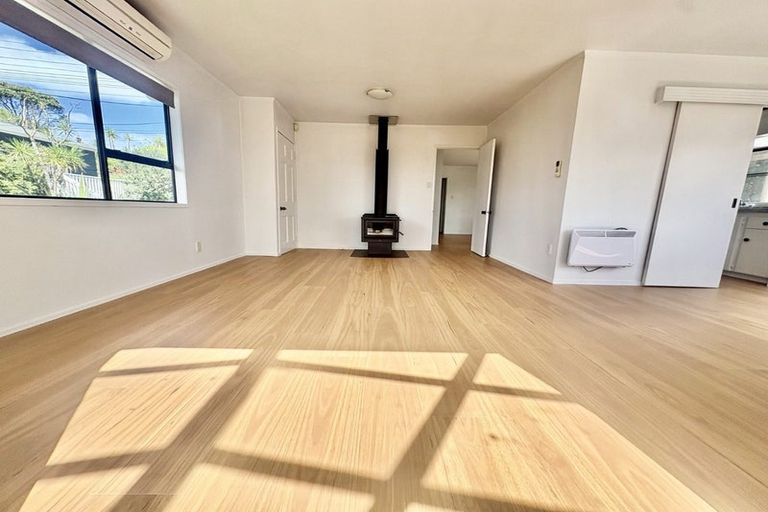 Photo of property in 957 East Coast Road, Torbay, Auckland, 0630