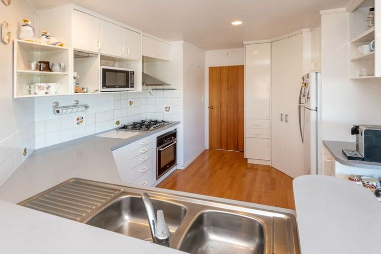 Photo of property in 2/5 Perendale Close, Somerville, Auckland, 2014