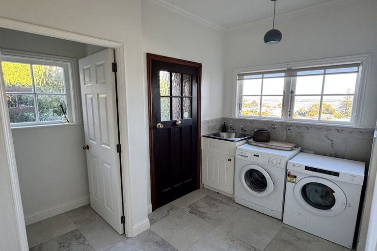 Photo of property in 14 Roslyn Road, Bluff Hill, Napier, 4110