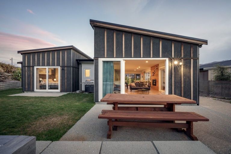 Photo of property in 21 Kapuka Lane, Wanaka, 9305