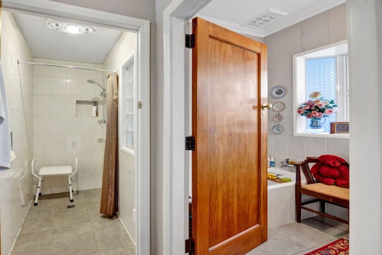 Photo of property in 32 Queens Road, Glen Avon, New Plymouth, 4312