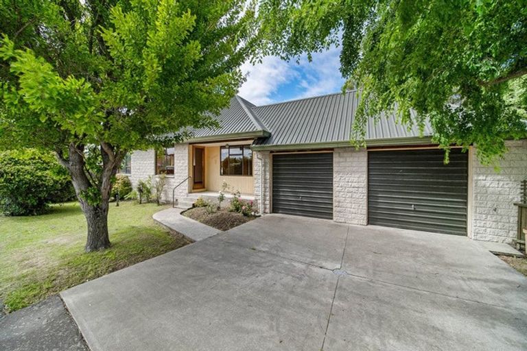 Photo of property in 2 Inglewood Place, Avonhead, Christchurch, 8042