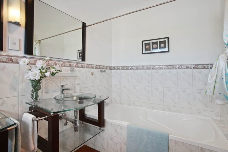 Photo of property in 32 Glenmore Road, Sunnyhills, Auckland, 2010