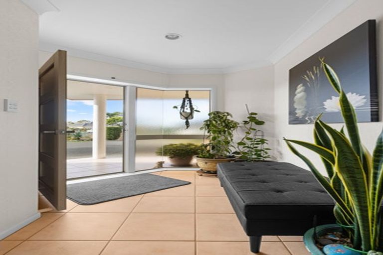 Photo of property in 2 Mcgowan Place, Orewa, 0931