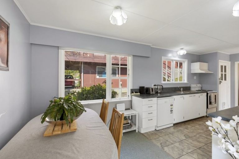 Photo of property in 17 Holmes Grove, Naenae, Lower Hutt, 5011