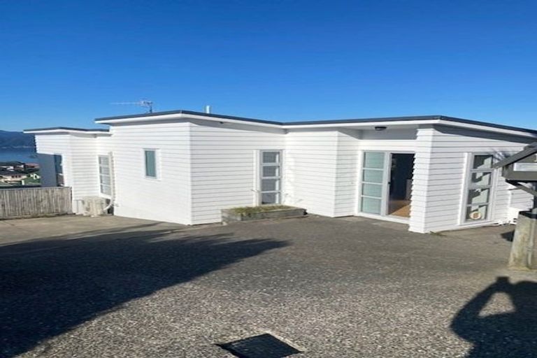 Photo of property in 12 Sunhaven Drive, Newlands, Wellington, 6037