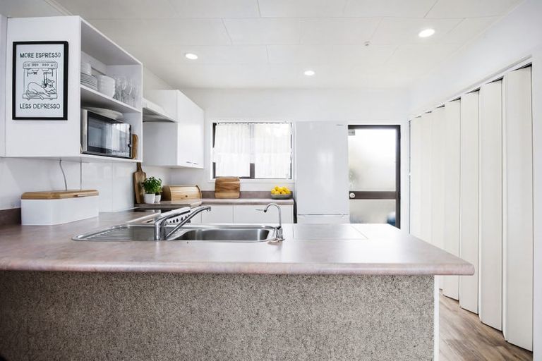 Photo of property in 17 Merehai Place, Snells Beach, 0920