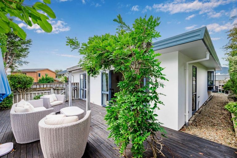 Photo of property in 18 Robert Grove, Paraparaumu, 5032