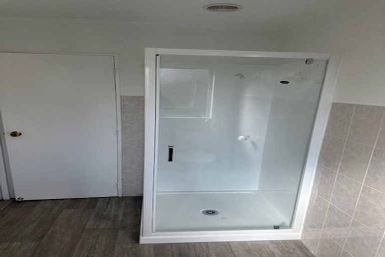 Photo of property in 1/9 Santiago Crescent, Unsworth Heights, Auckland, 0632