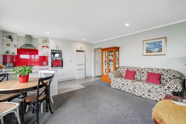 Photo of property in 14 Kingfisher Road, Silverdale, 0932