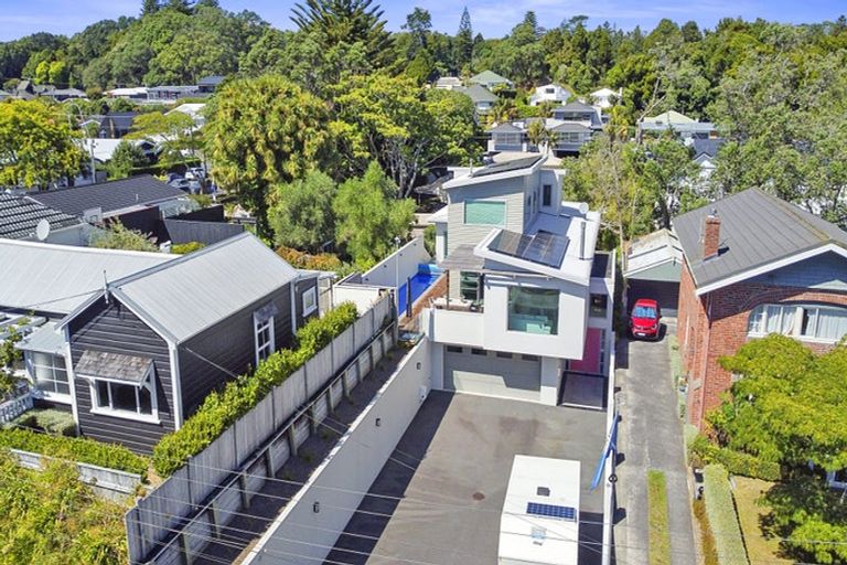 Photo of property in 10 Pendarves Street, New Plymouth, 4310