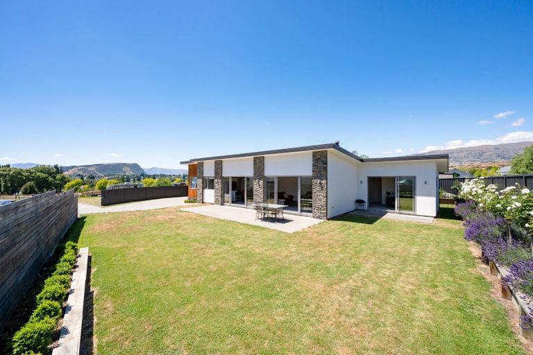 Photo of property in 7 Macandrew Lane, Wanaka, 9305