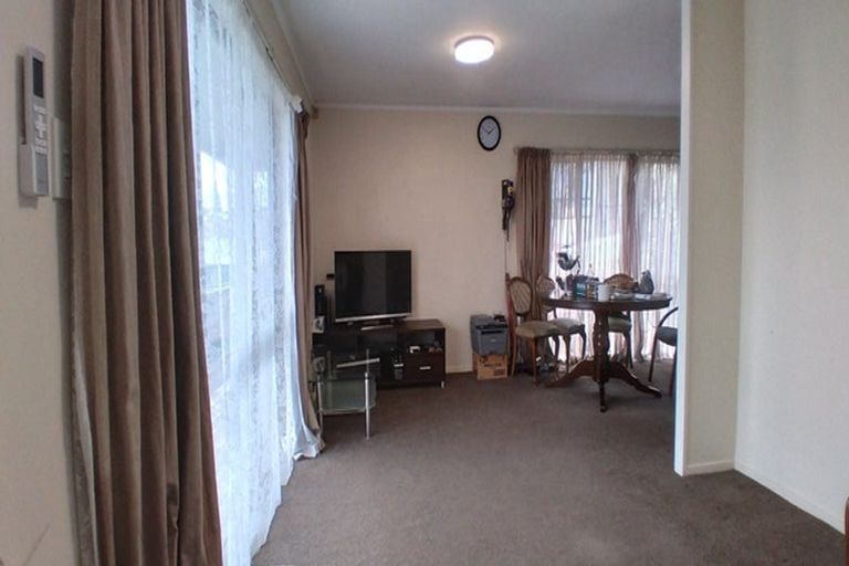 Photo of property in 78 Totaravale Drive, Totara Vale, Auckland, 0629