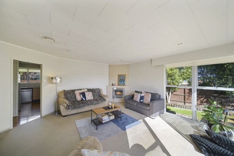 Photo of property in 17 Tupaki Place, Pakuranga Heights, Auckland, 2010