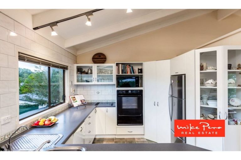 Photo of property in 7 Pokapu Street, Titirangi, Auckland, 0600