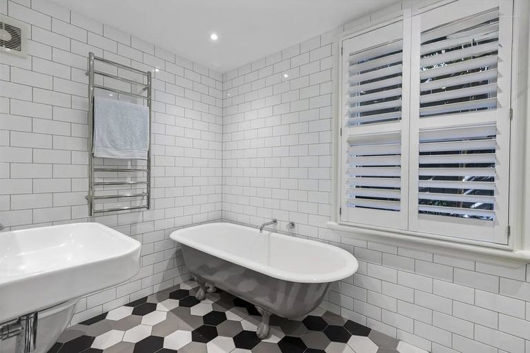 Photo of property in 6 Beach Road, Northcote Point, Auckland, 0627