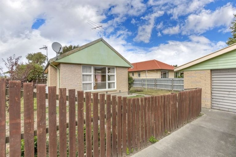 Photo of property in 1 Brookby Crescent, Avonhead, Christchurch, 8042