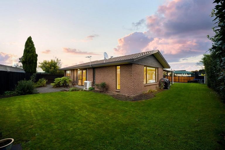 Photo of property in 30 Connemara Drive, Northwood, Christchurch, 8051
