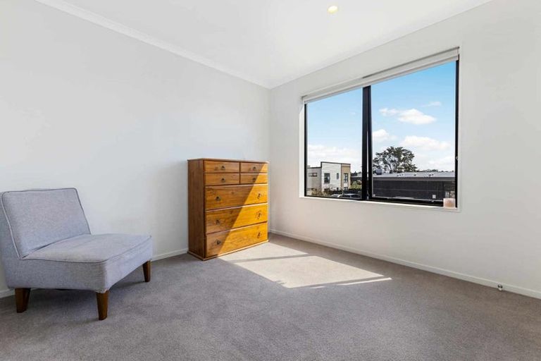 Photo of property in 1b Waituarua Drive, Takanini, 2112