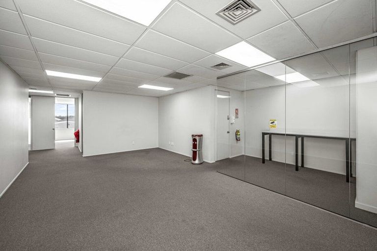 Photo of property in 101 Station Road, Kumeu, 0891