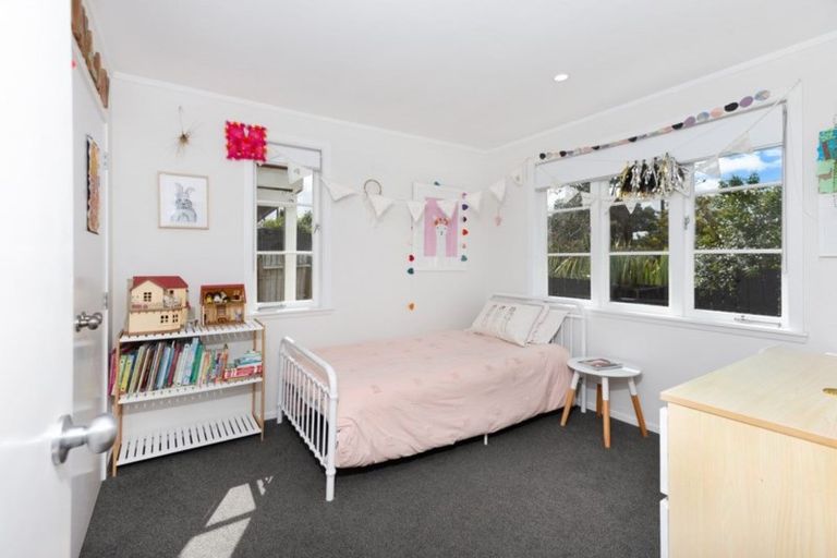 Photo of property in 99 Hobsonville Road, West Harbour, Auckland, 0618