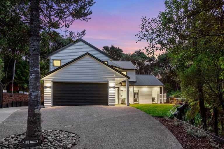 Photo of property in 25 Longfellow Parade, Glen Eden, Auckland, 0604