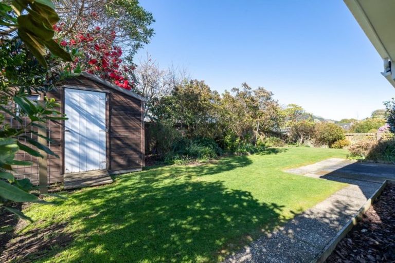Photo of property in 1 Rewarewa Crescent, Waikanae, 5036