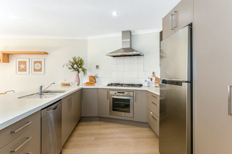 Photo of property in 5 Tongariro Drive, Aotea, Porirua, 5024