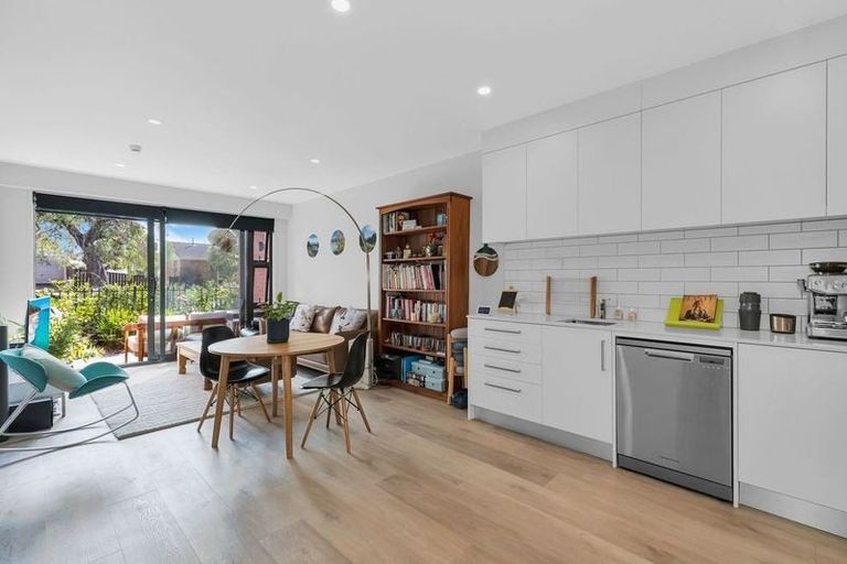 Photo of property in 2/25g Potter Avenue, Northcote, Auckland, 0627