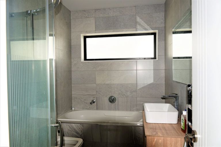 Photo of property in 83a Lake Road, Northcote, Auckland, 0627