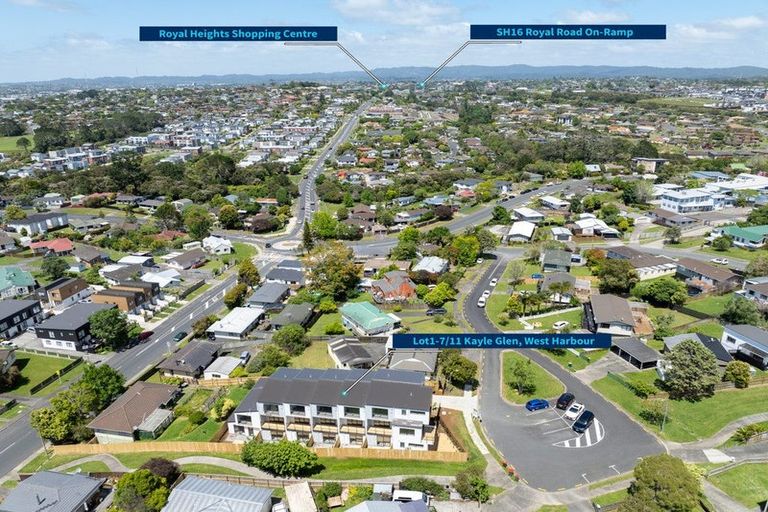Photo of property in 7/11 Kayle Glen, West Harbour, Auckland, 0618
