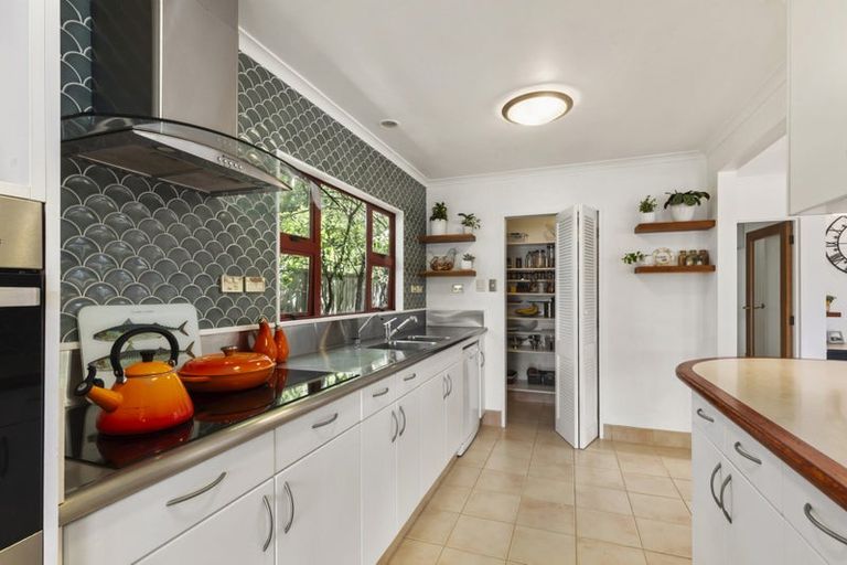 Photo of property in 61 Breaker Bay Road, Breaker Bay, Wellington, 6022