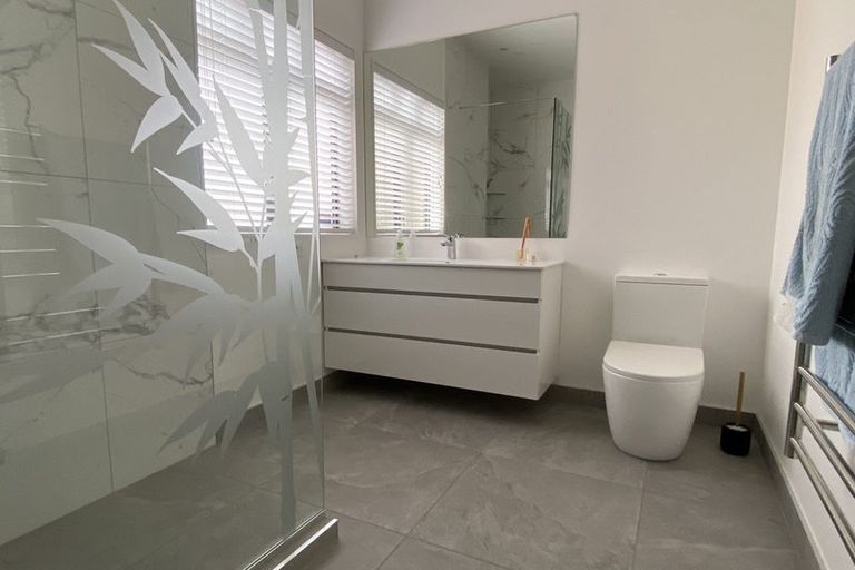 Photo of property in 9-13/11 Fields Parade, Oteha, Auckland, 0632
