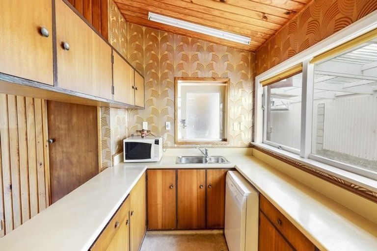 Photo of property in 42 Versailles Street, Karori, Wellington, 6012