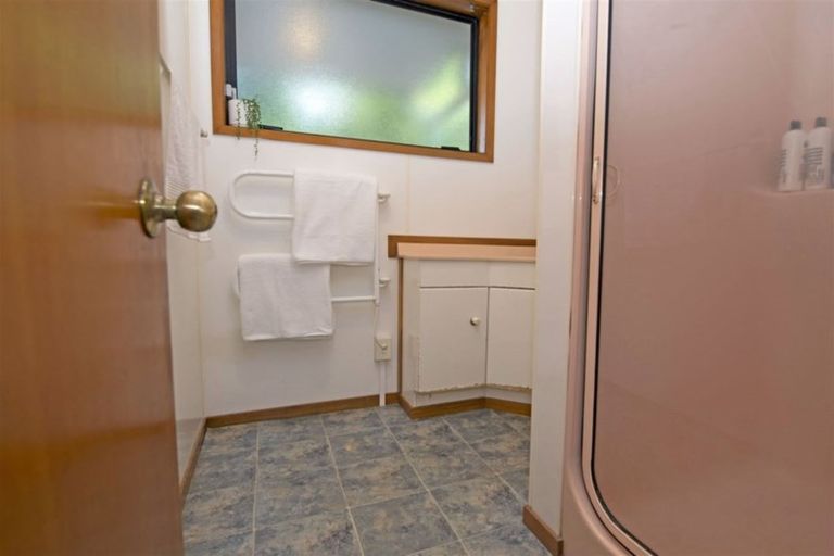 Photo of property in 4 James Scott Place, Te Atatu South, Auckland, 0602