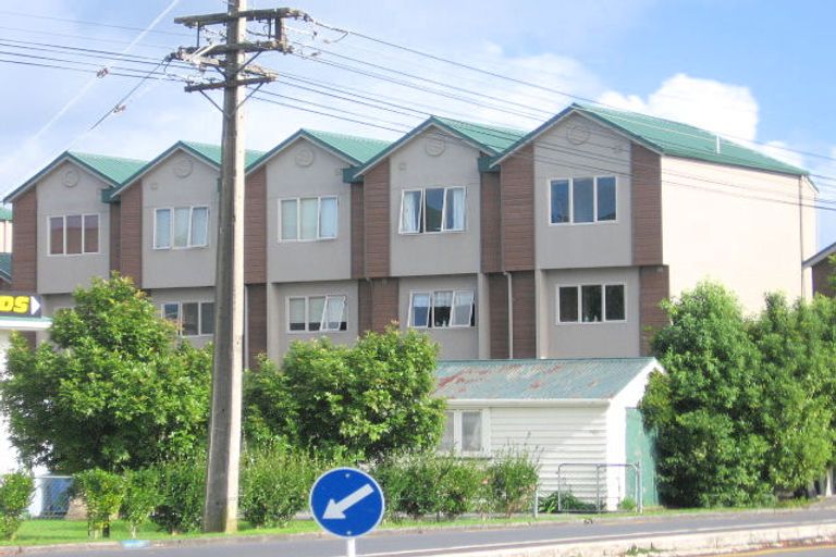 Photo of property in 4/49 Henderson Valley Road, Henderson, Auckland, 0612