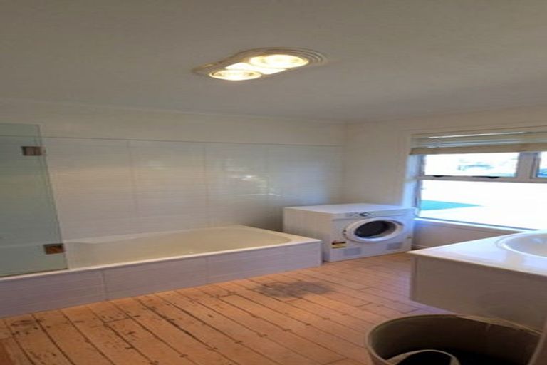 Photo of property in 5 Paulange Place, Pakuranga Heights, Auckland, 2010