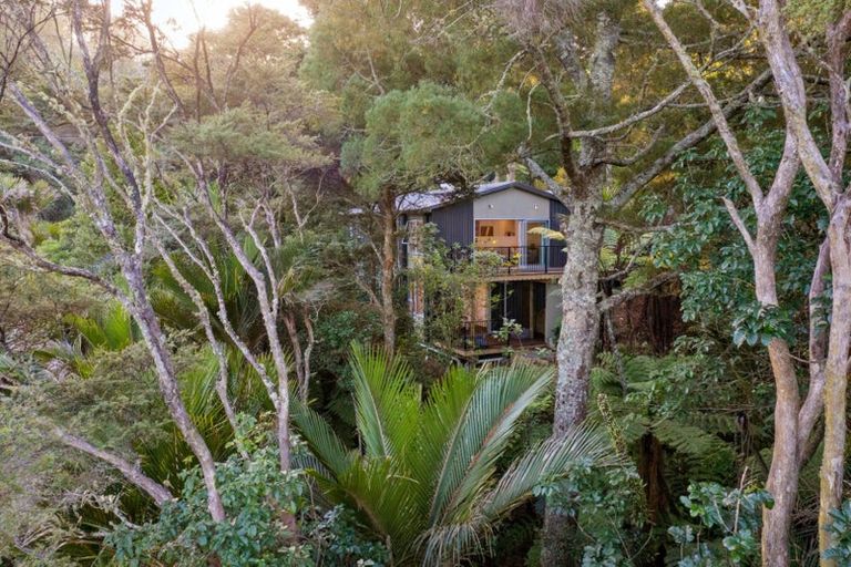 Photo of property in 58 Laingholm Drive, Laingholm, Auckland, 0604