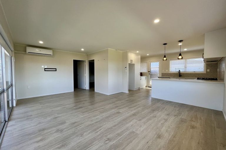 Photo of property in 1/101 Mcleod Road, Te Atatu South, Auckland, 0610