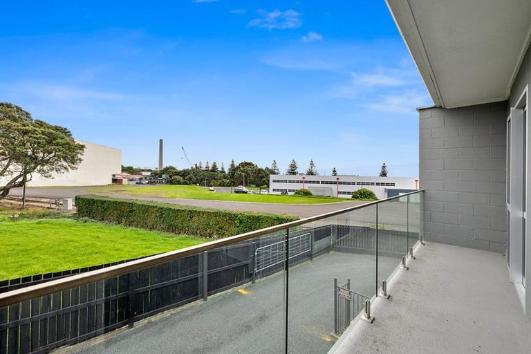 Photo of property in 38c Breakwater Road, Moturoa, New Plymouth, 4310