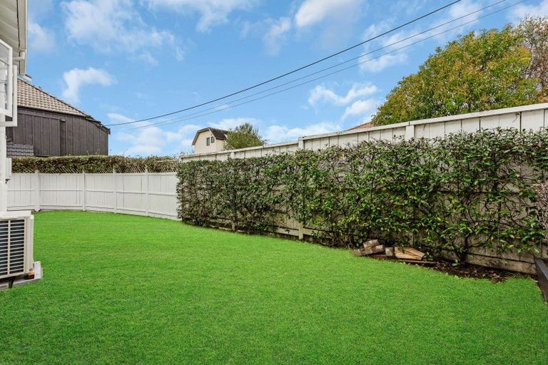 Photo of property in 1/10 Merani Street, Narrow Neck, Auckland, 0622