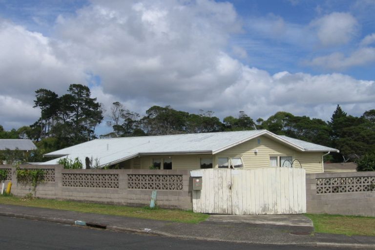 Photo of property in 30 Paragon Avenue, Beach Haven, Auckland, 0626