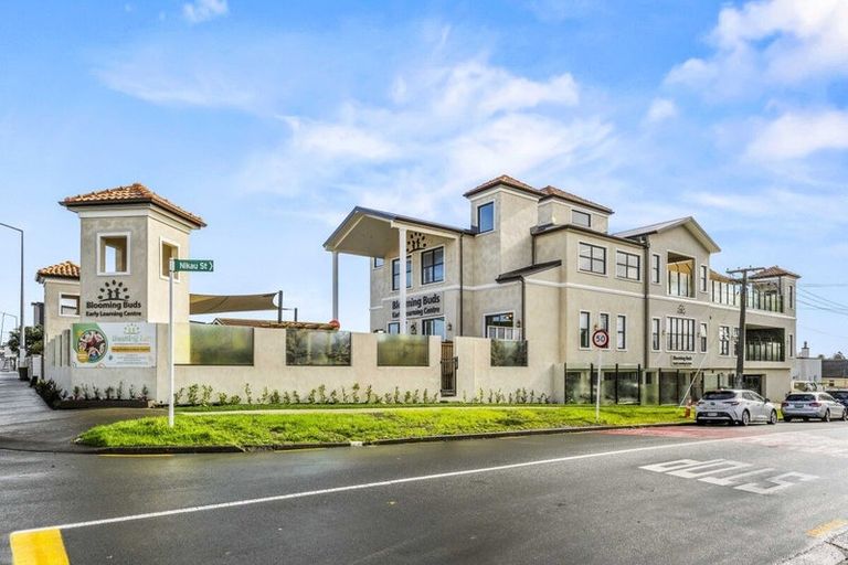 Photo of property in 3145 Great North Road, New Lynn, Auckland, 0600