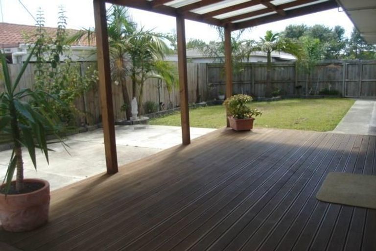 Photo of property in 1/3 Caribbean Drive, Unsworth Heights, Auckland, 0632