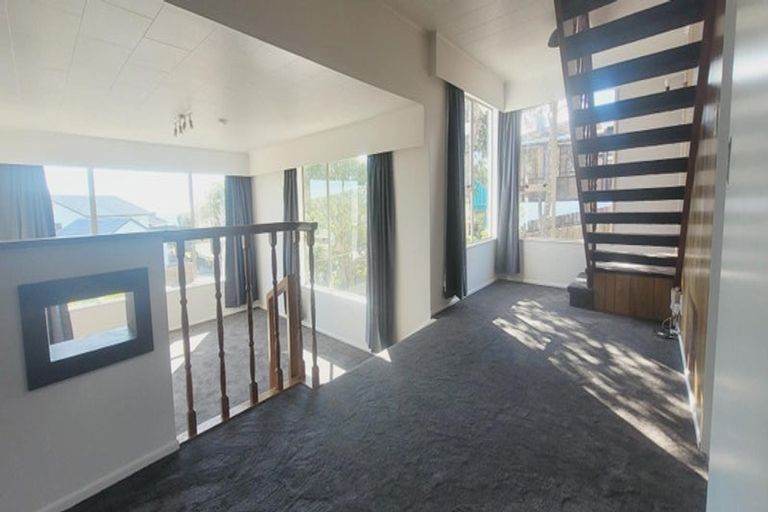 Photo of property in 114 Gloaming Hill, Titahi Bay, Porirua, 5022