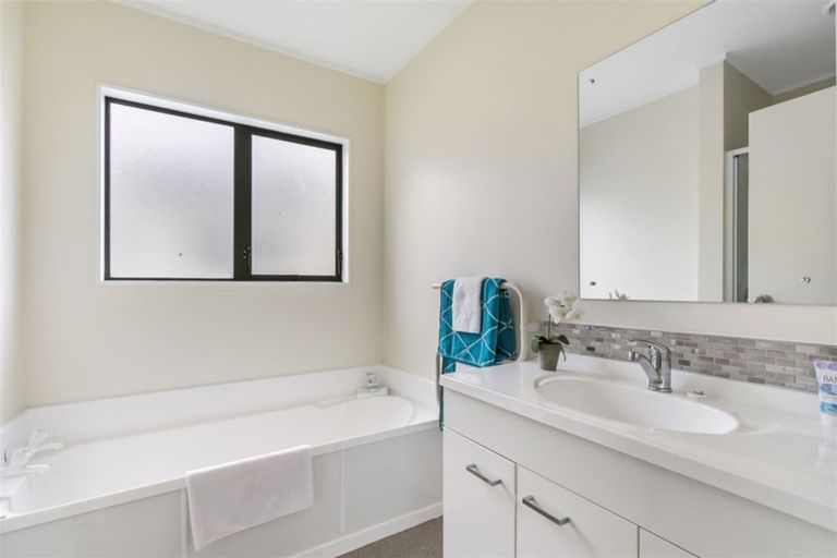 Photo of property in 29 Loughanure Place, Massey, Auckland, 0614