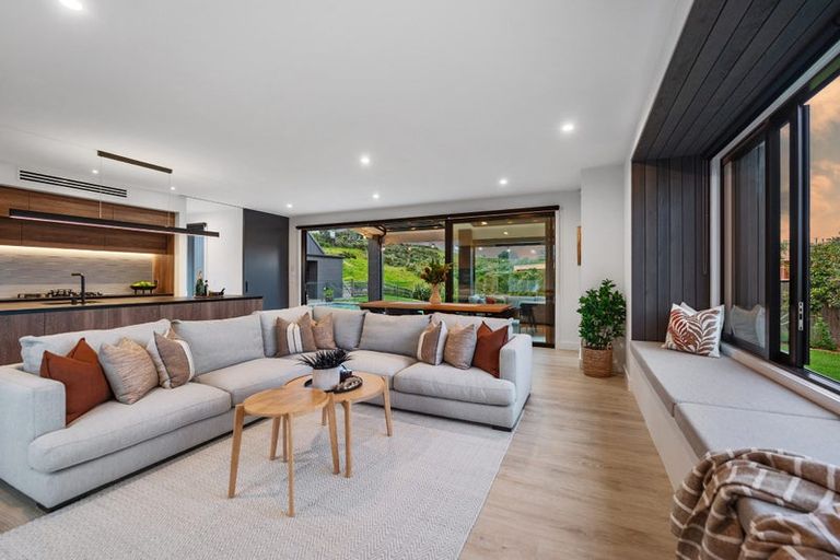 Photo of property in 9 Ridgelea Road, Long Bay, 0792
