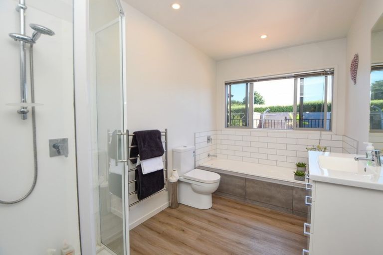 Photo of property in 2 The Glade, Carterton, 5713