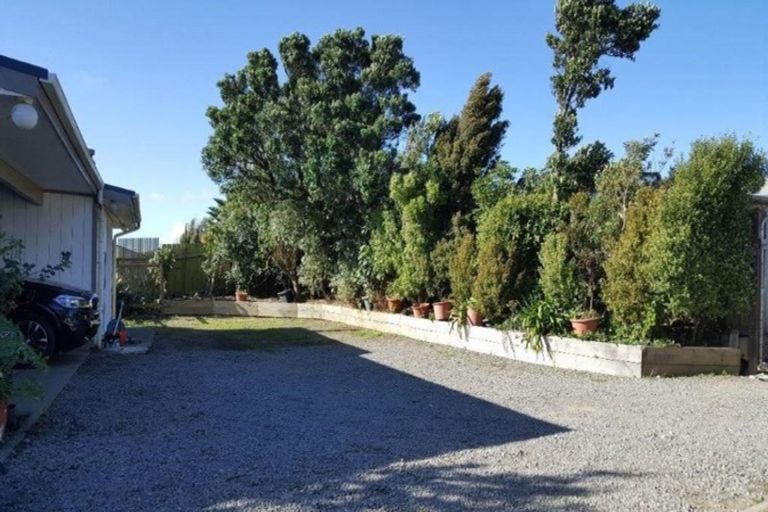 Photo of property in 20 Quigley Street, Newlands, Wellington, 6037